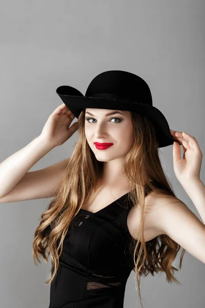 Hermosa mujer sexy con lápiz labial rojo en sombrero negro —  Fotos de Stock