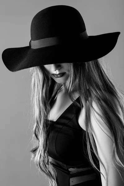 Ritratto in bianco e nero di bella donna sexy in cappello nero — Foto Stock
