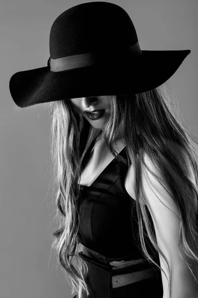 Ασπρόμαυρο πορτρέτο του όμορφη σέξι γυναίκα στο μαύρο καπέλο — Φωτογραφία Αρχείου