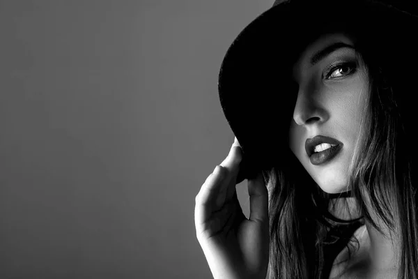 Чорно-білий портрет красивої сексуальної жінки в чорному капелюсі — стокове фото