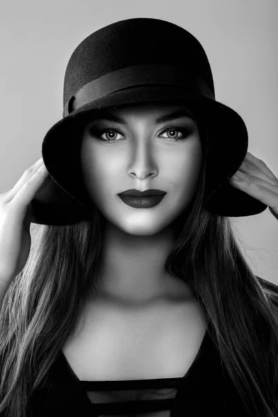 Black and white portrait of beautiful sexy woman in black hat — Stock Photo, Image