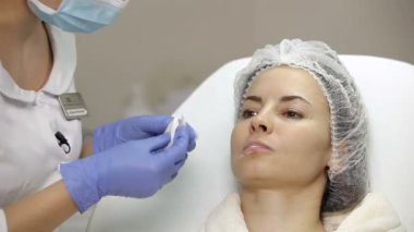 Şevval Özçelik Güzellik dudak büyütme prosedürü önce hastanın t dudaklarında anestezik krem geçerlidir