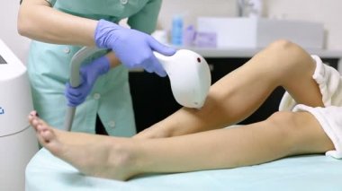 güzellik uzmanı lazer epilasyon hastanın ayak üzerinde. Epilasyon yordamı
