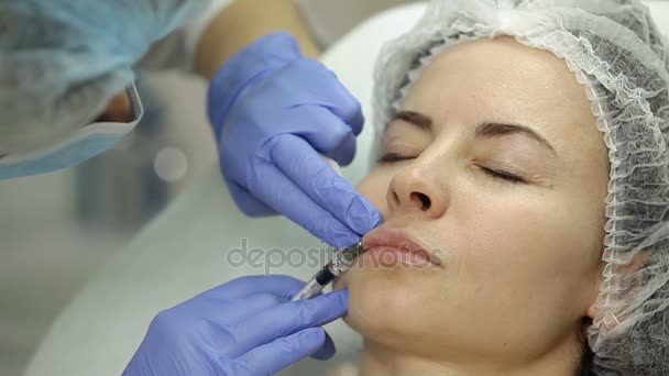 Доповнення губ в салоні краси. Косметолог робить ін'єкційні пластикові губи . — стокове відео