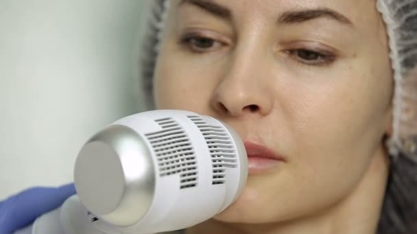 Lip augmentation i skönhetssalong. kosmetolog gäller kyla efter förfarandet för bedövningsmedel — Stockvideo