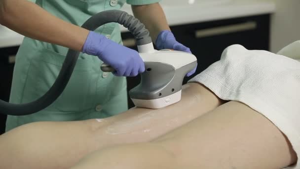 Esteticista faz massagem anti-celulite ao paciente no salão de beleza — Vídeo de Stock
