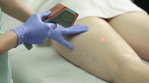 Kosmetolog gör anti-cellulit massage till patient i skönhetssalong — Stockvideo