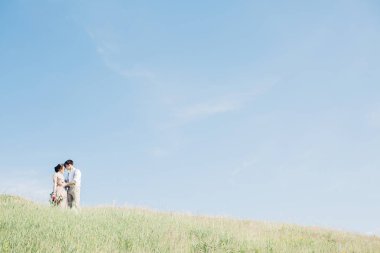 Düğün çift doğa üzerinde. Gelin ve damadın düğünde sarılma.