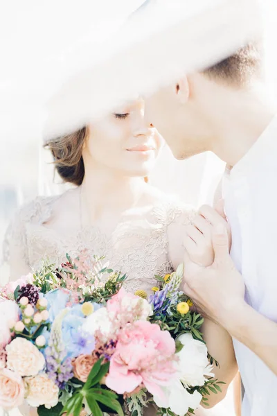 Pareja de boda en la naturaleza. novia y novio abrazándose en la boda . —  Fotos de Stock