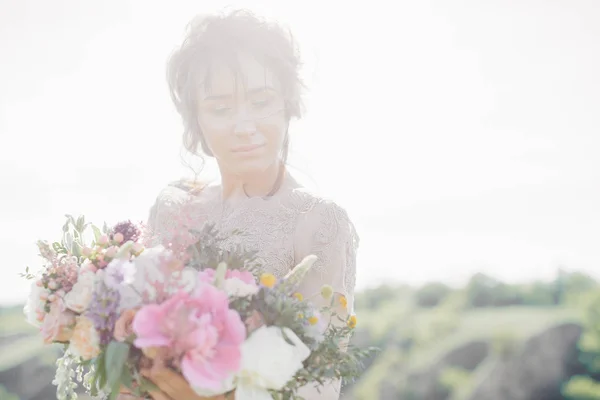 Retrato de novia hermosa con ramo en la naturaleza. fotografía de arte . — Foto de Stock