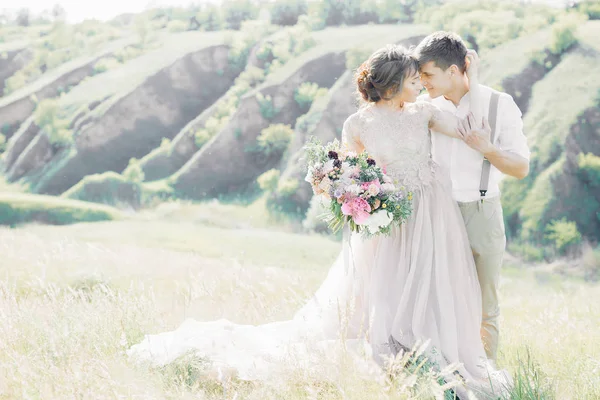 Pareja de boda en la naturaleza. novia y novio abrazándose en la boda . —  Fotos de Stock