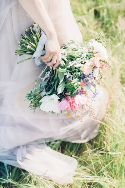 Bruiden handen houden mooie bruids boeket van pioen. Fine-art fotografie. — Stockfoto