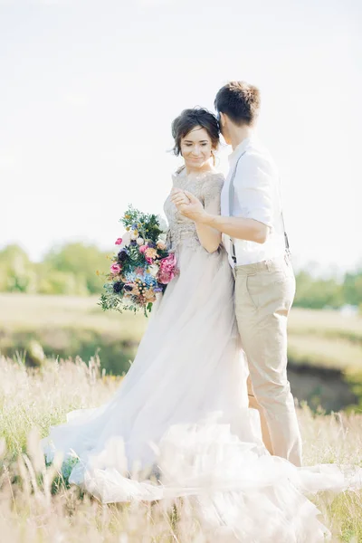 自然に結婚式のカップル。花嫁と新郎の結婚式でハグ. — ストック写真