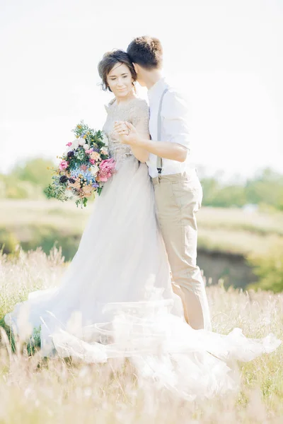 Pareja de boda en la naturaleza. novia y novio abrazándose en la boda . —  Fotos de Stock