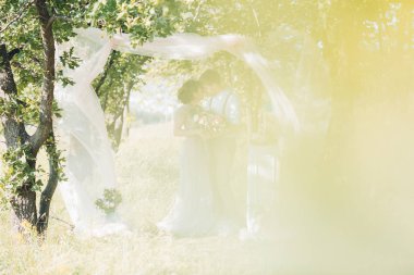 Düğün çift doğa üzerinde. Gelin ve damadın düğünde sarılma.