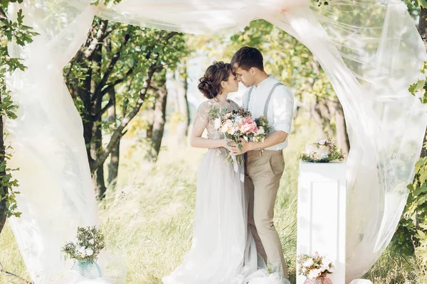 Hochzeitspaar in der Natur. Braut und Bräutigam umarmen sich bei Hochzeit. — Stockfoto