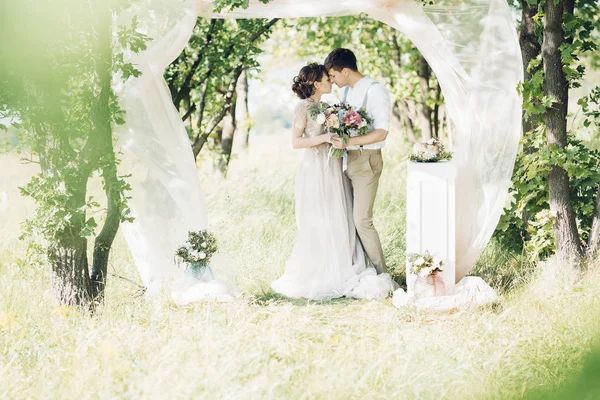 Pareja de boda en la naturaleza. novia y novio abrazándose en la boda . —  Fotos de Stock