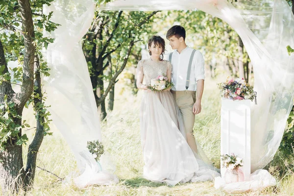Pareja de boda en la naturaleza. novia y novio con pastel en la boda . —  Fotos de Stock