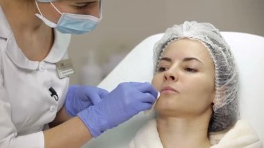 makyajcısı olan pamuk sünger yordamı önce kadın hastanın yüz mendil. dezenfeksiyon