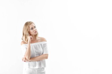 Beyaz bluz ve pantolon beyaz arka plan üzerinde güzel sarışın kadın. kopya spase