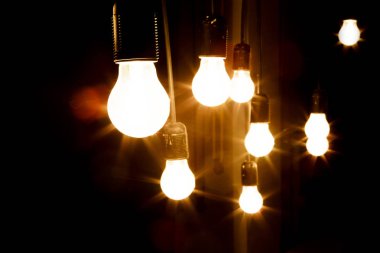 Siyah arkaplanda ampuller