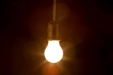 Siyah arkaplanda bir ampul