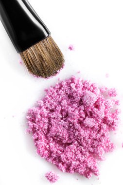 Kırık pembe göz farı ve beyaz arka plan üzerinde izole fırça