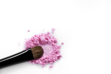 Kırık pembe göz farı ve beyaz arka plan üzerinde izole fırça