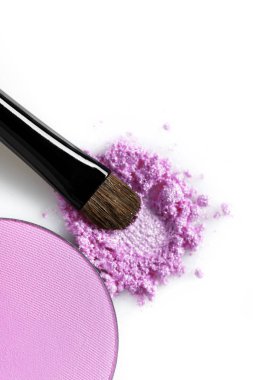 Kırık pembe göz farı ve beyaz arka plan üzerinde izole fırça
