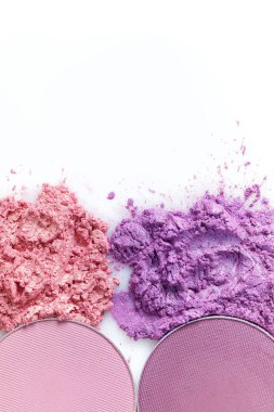 Ezilmiş göz farı ve beyaz arka plan üzerinde izole yuvarlak göz farı