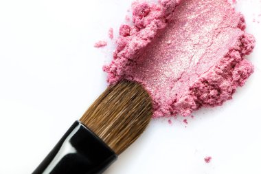 Kırık pembe göz farı ve beyaz arka plan üzerinde izole fırça
