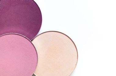 Beyaz arka plan üzerinde izole bej ve pembe göz farı