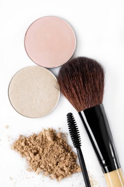 Maskara, yüz, göz farı ve makyaj için bej boya beyaz arka plan üzerinde fırça