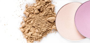 Bej renkli toz yüz ve beyaz zemin üzerine yuvarlak göz farı için. Doğal makyaj.