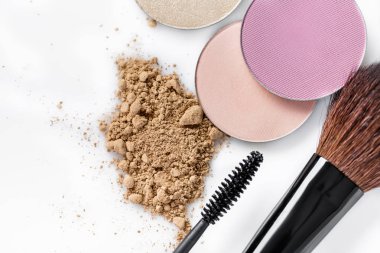 Maskara, yüz, göz farı ve makyaj için bej boya beyaz arka plan üzerinde fırça