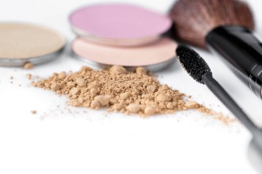 Maskara, yüz, göz farı ve makyaj için bej boya beyaz arka plan üzerinde fırça