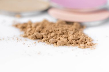 Bej renkli toz yüz ve beyaz zemin üzerine yuvarlak göz farı için. Doğal makyaj.