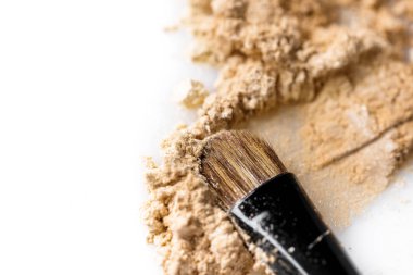 Kırık kahverengi göz farı ve beyaz arka plan üzerinde fırça