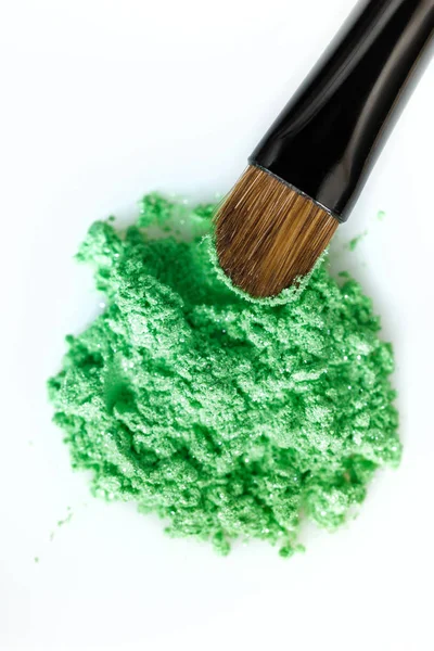 Trasiga grön ögonskugga och makeup borste isolerad på vit bakgrund — Stockfoto