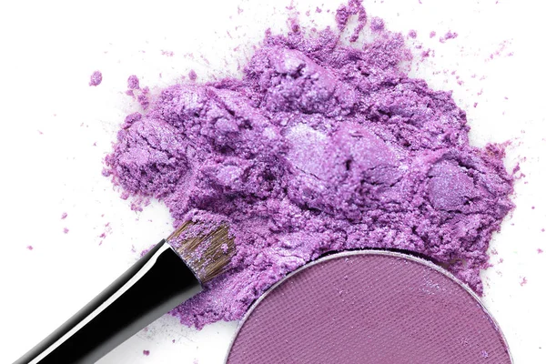 Krossade lila ögonskugga och makeup borste isolerad på vit bakgrund — Stockfoto