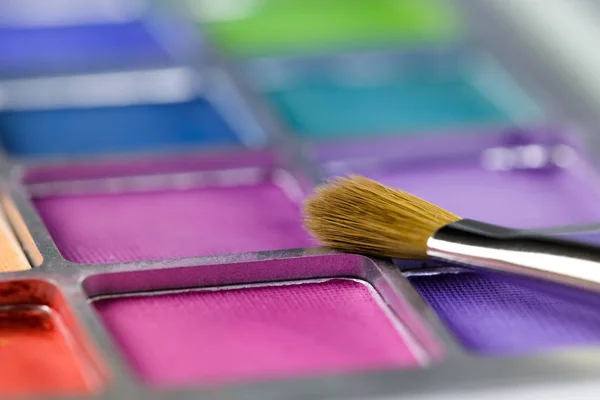 Palette of pink and blue eye shadow and makeup brush, Shallow depth of field — Stock Photo, Image