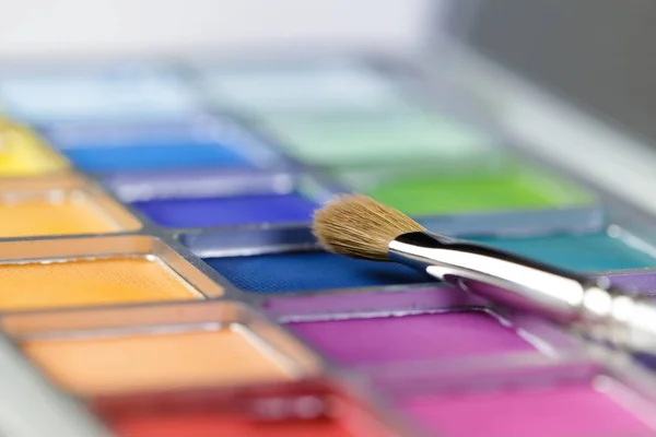 Palette of pink and blue eye shadow and makeup brush, Shallow depth of field — Stock Photo, Image