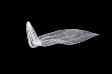 siyah arka plan üzerine izole gelin peçe düğün beyaz. peçe rüzgârda çırpınıyor