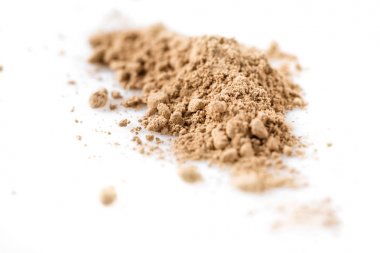 Beyaz arka plan üzerinde izole yüz bej toz