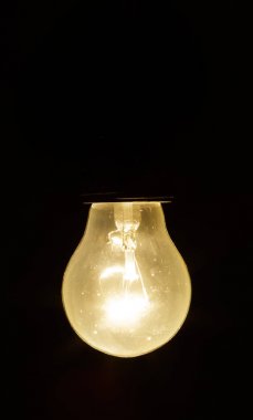Siyah arkaplanda bir ampul
