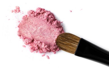 Kırık pembe göz farı ve beyaz arka plan üzerinde izole fırça