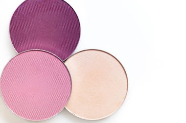 Beyaz arka plan üzerinde izole bej ve pembe göz farı