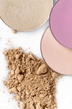 Bej renkli toz yüz ve beyaz zemin üzerine yuvarlak göz farı için. Doğal makyaj.