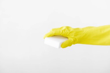 sünger beyaz arka plan üzerinde tutan sarı lastik eldiven el. Temizleme