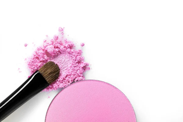 Broken pink eye shadow and brush isolated on white background — Stock Photo, Image